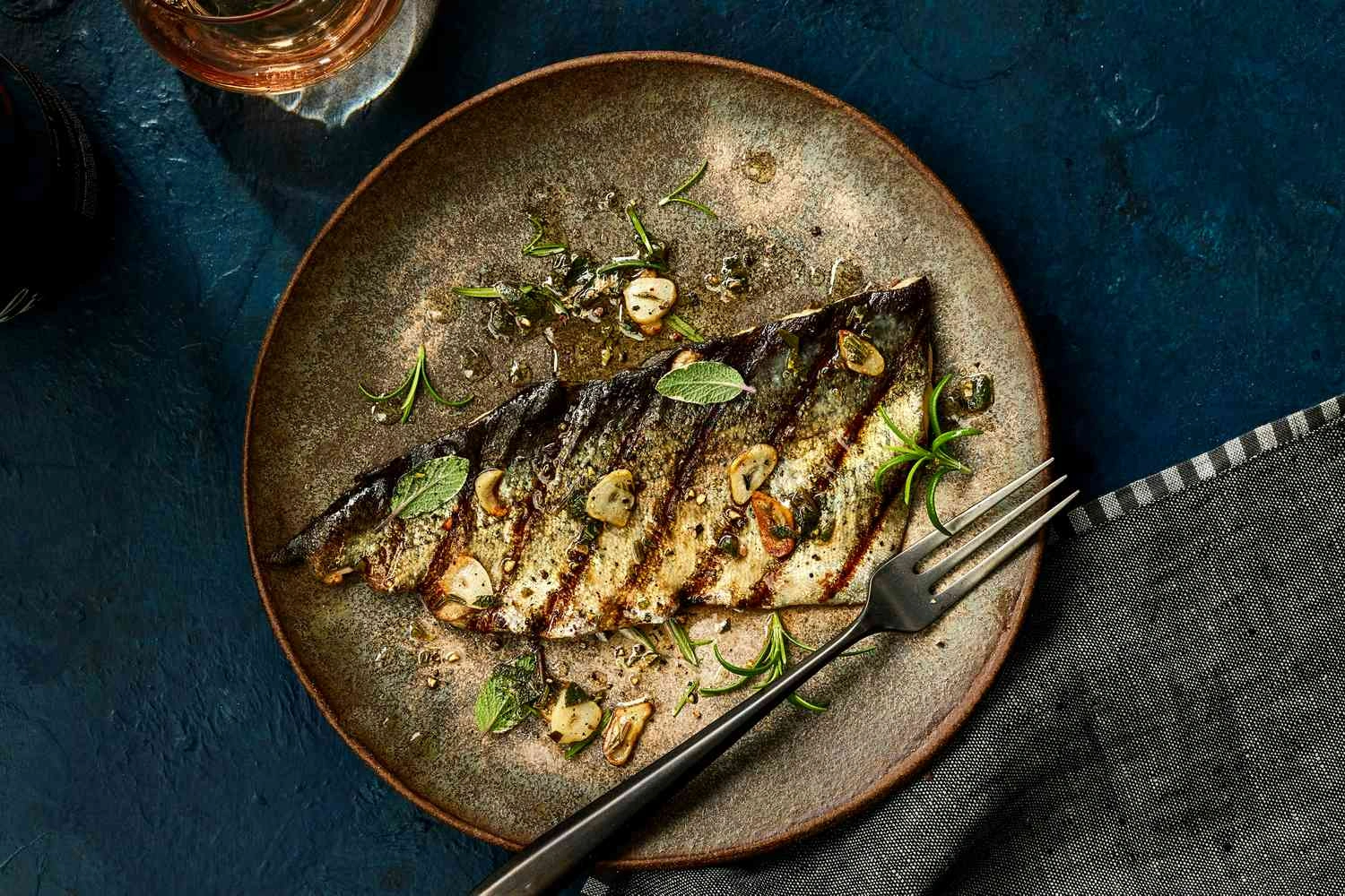 Grillezett tengeri hal friss zöldségekkel